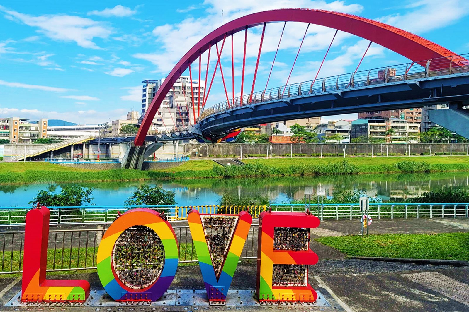 Exploring the Hidden Gems of Songshan District: 4 Off-the-Beaten-Path Attractions 3 彩虹橋