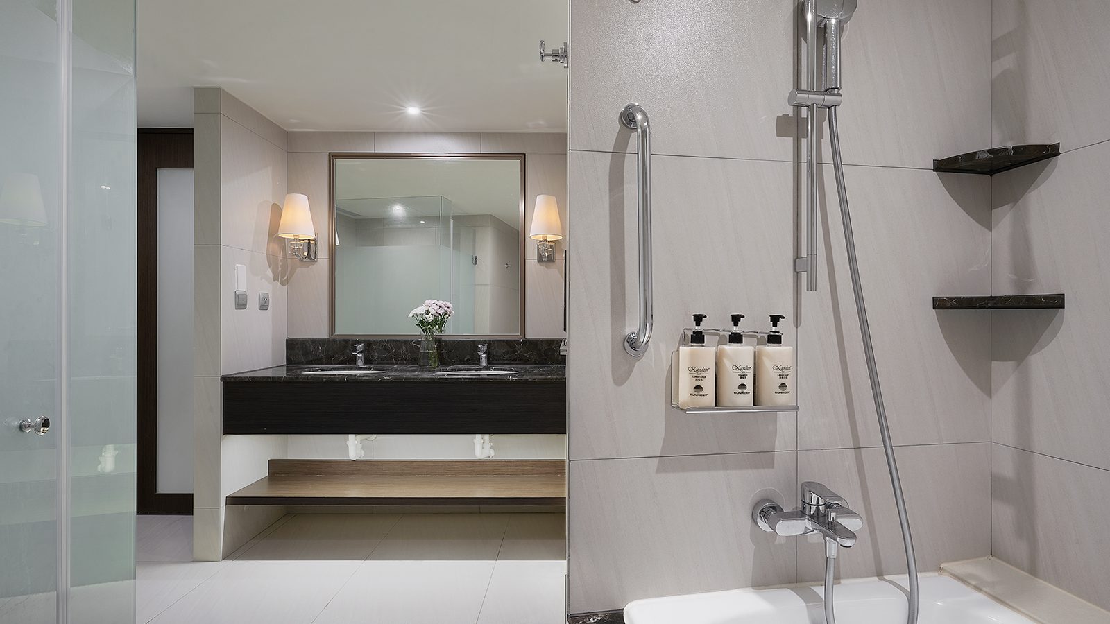Deluxe Suite Bathroom
